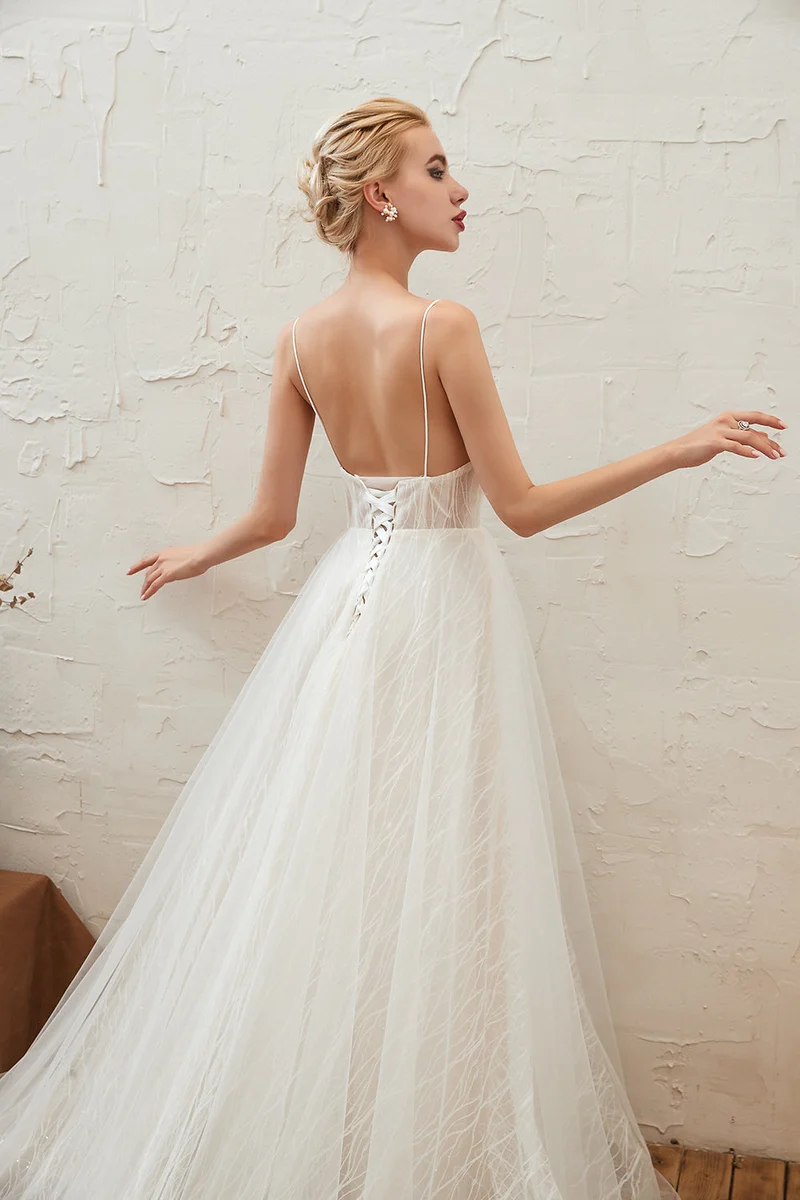 Robe de mariée élégante en tulle et dentelle, coupe trapèze, col en V, dos nu et longueur au sol