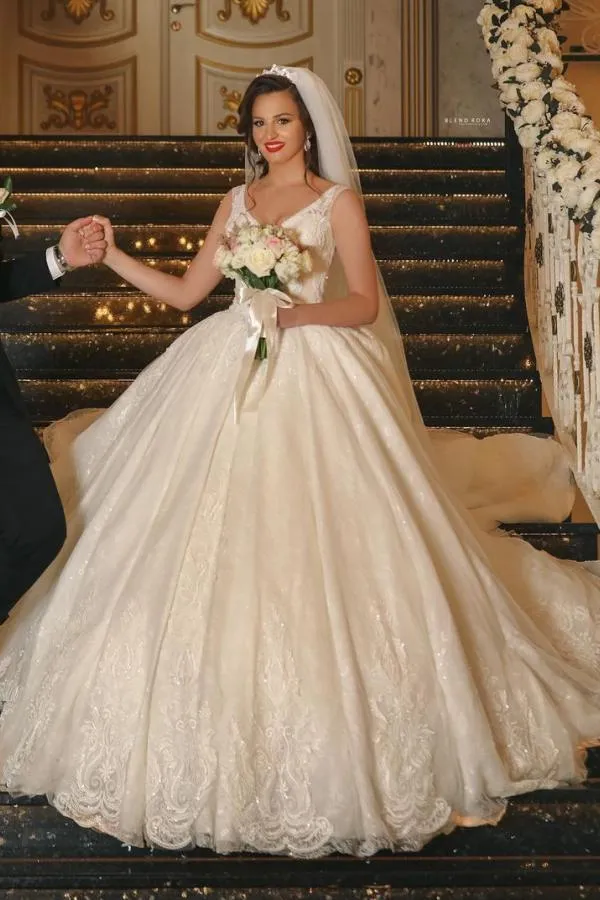 Robe de mariée élégante à col en V et appliques en dentelle raffinées