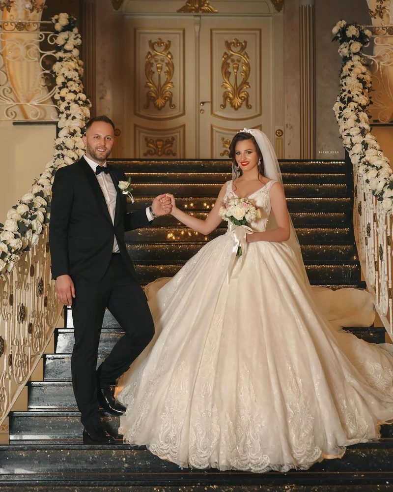 Robe de mariée élégante à col en V et appliques en dentelle raffinées