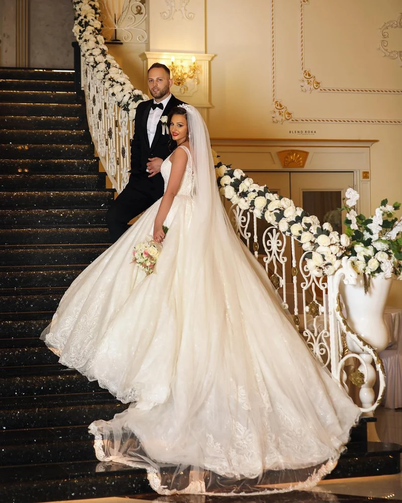 Robe de mariée élégante à col en V et appliques en dentelle raffinées