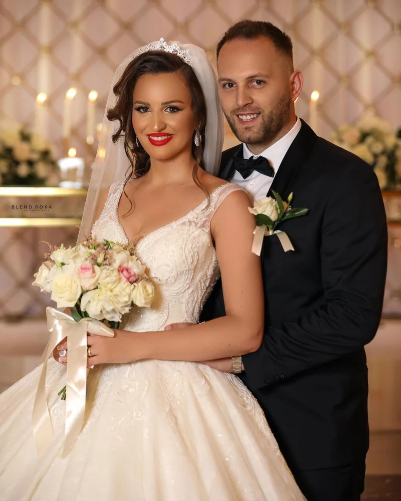 Robe de mariée élégante à col en V et appliques en dentelle raffinées