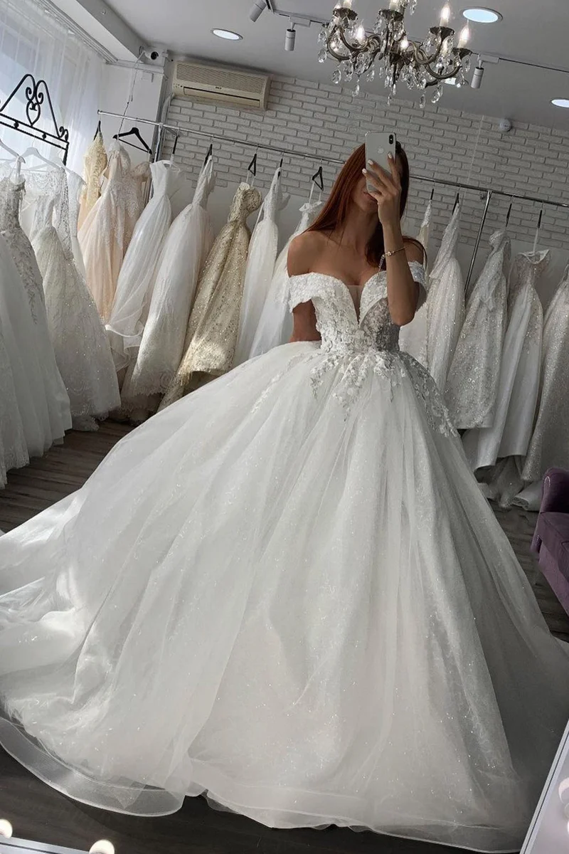 Robe de mariée scintillante à épaules dénudées et décolleté en cœur en dentelle élégante