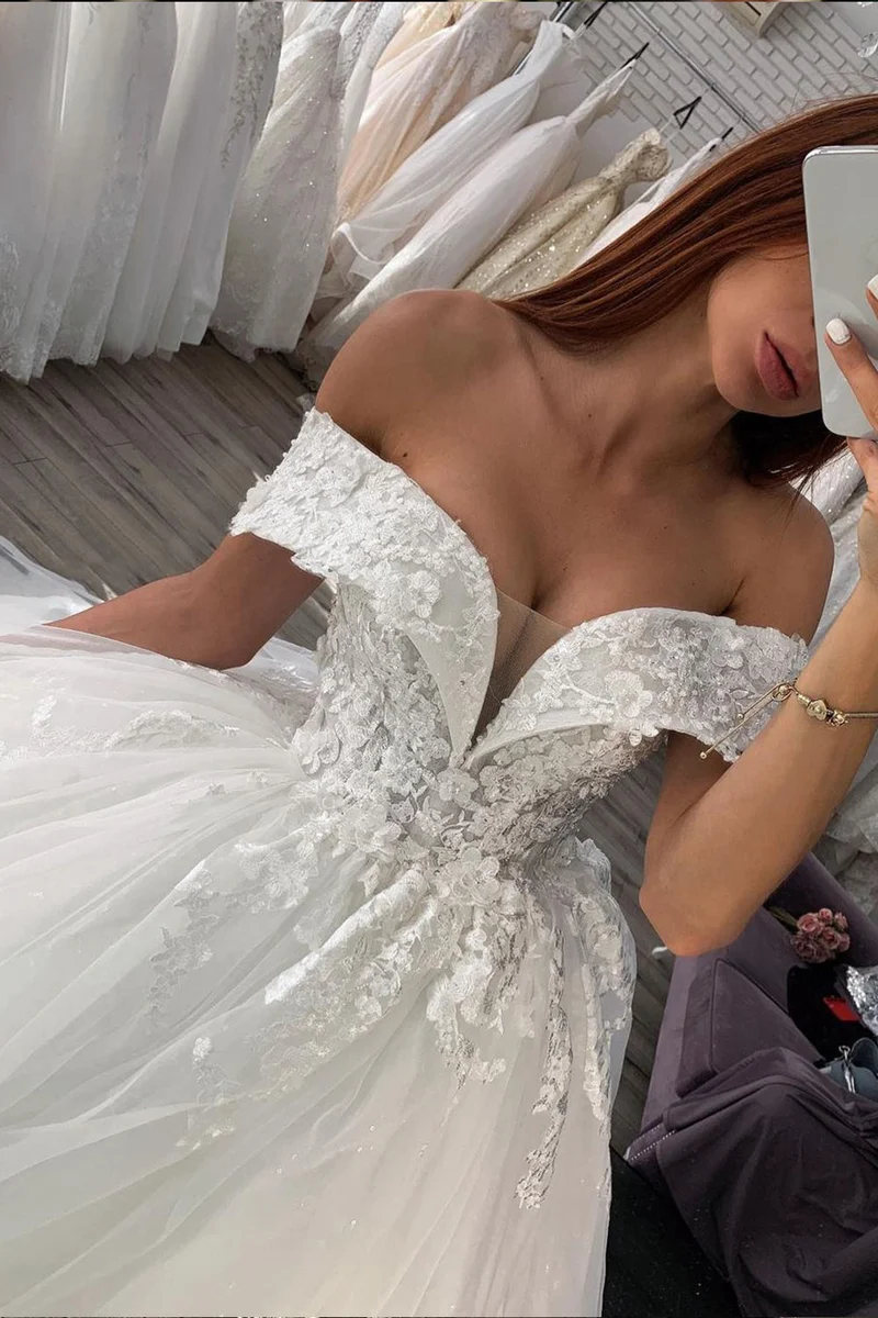 Robe de mariée scintillante à épaules dénudées et décolleté en cœur en dentelle élégante