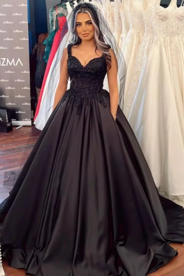 Robe de mariée noire à bretelles larges et décolleté en cœur, longueur au sol, avec volants