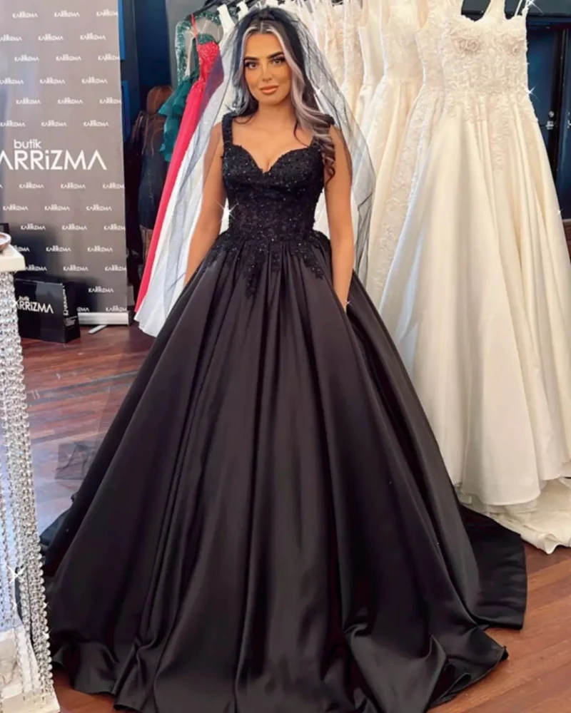 Robe de mariée noire à bretelles larges et décolleté en cœur, longueur au sol, avec volants