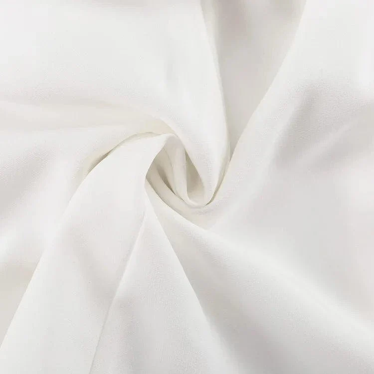 Robe courte blanche à manches longues avec fausses poches