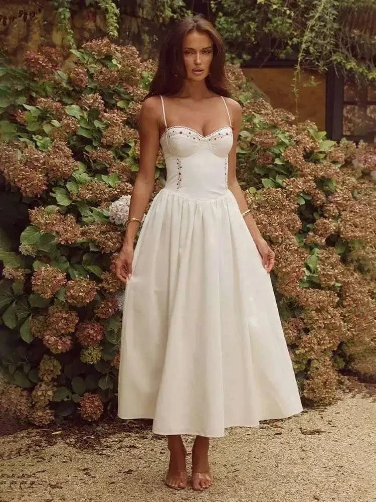 Robe blanche midi évasée à bretelles fines