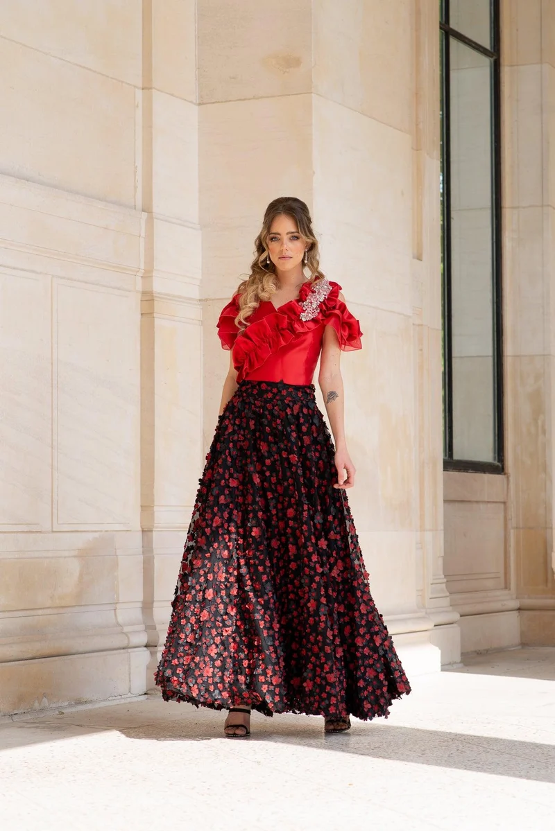 Top a détails bijoux rouge vin