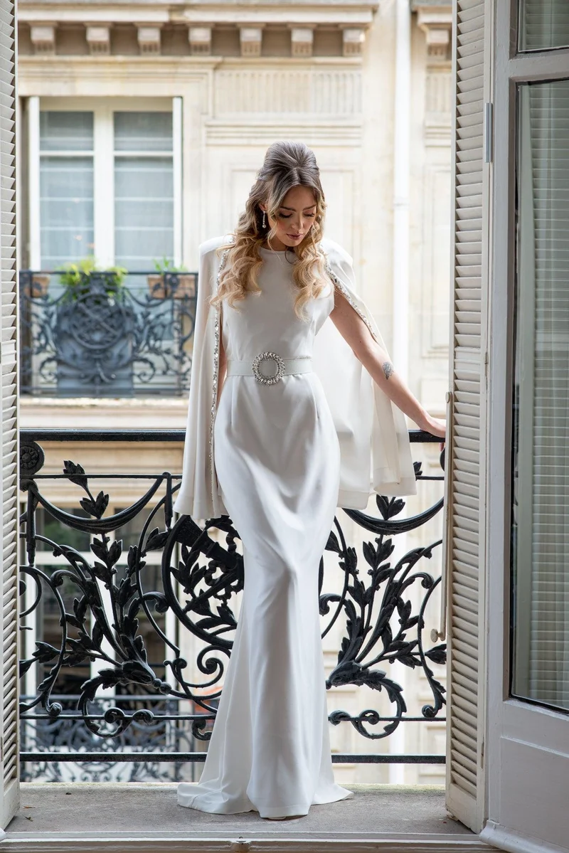 Robe longue blanche à cape ornée et ceinture bijoux