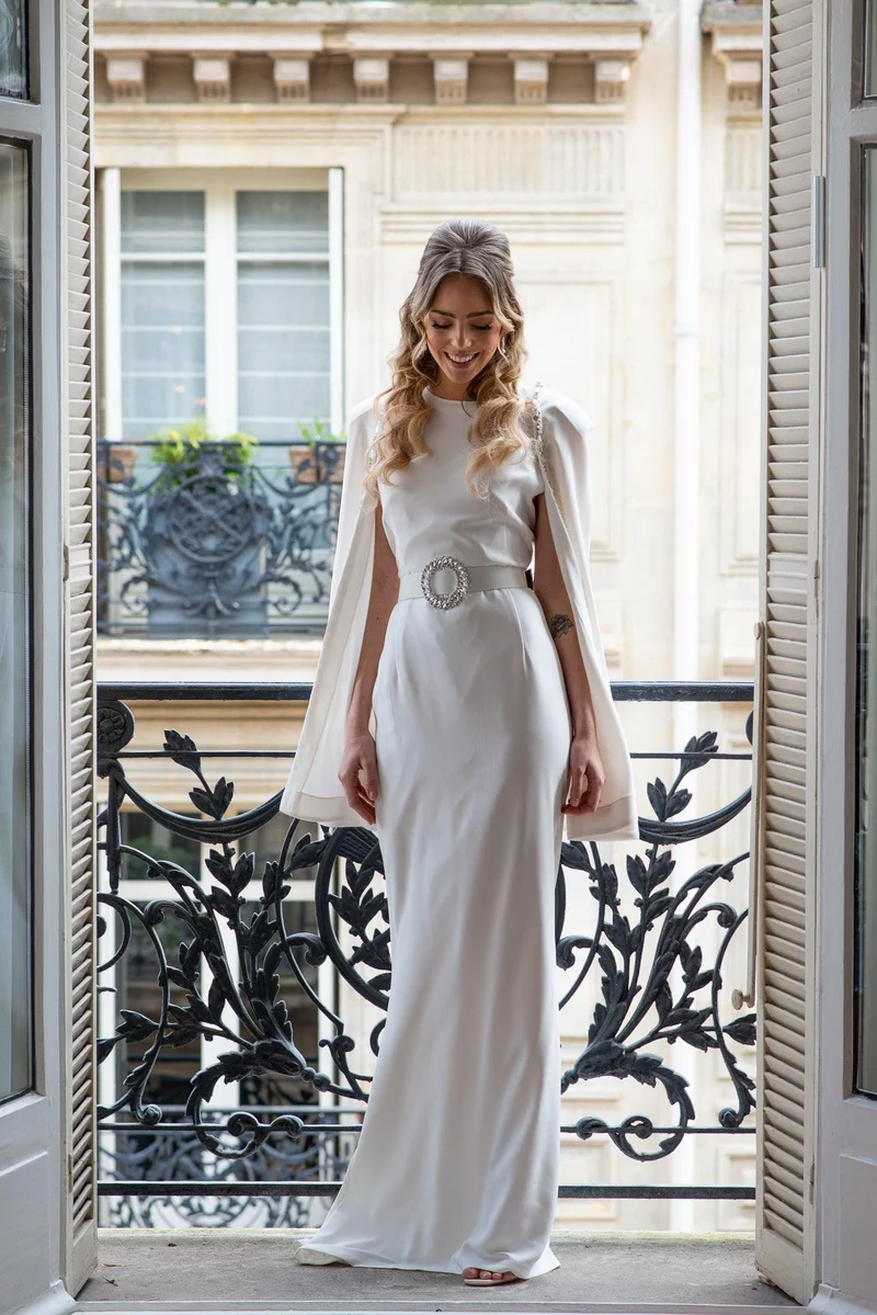 Robe longue blanche à cape ornée et ceinture bijoux