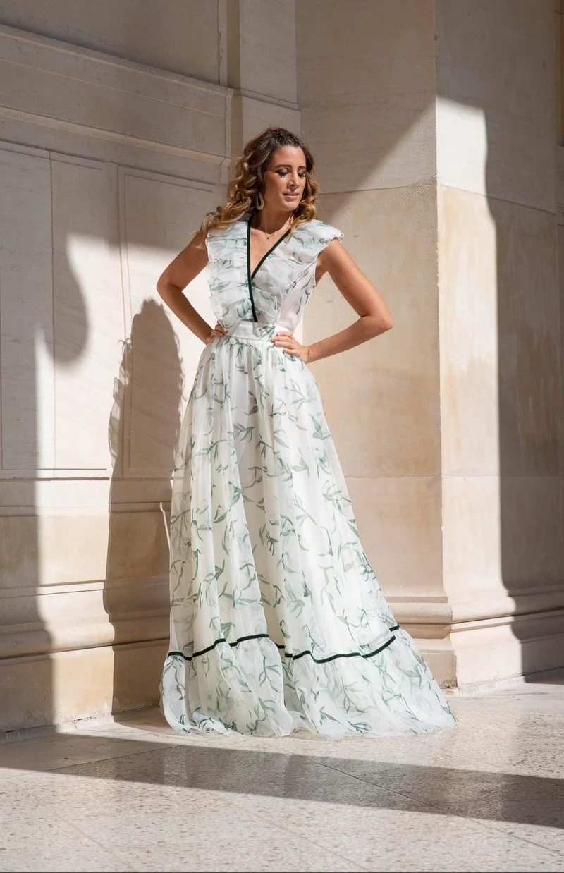 Robe blanche à détails fleurs vertes