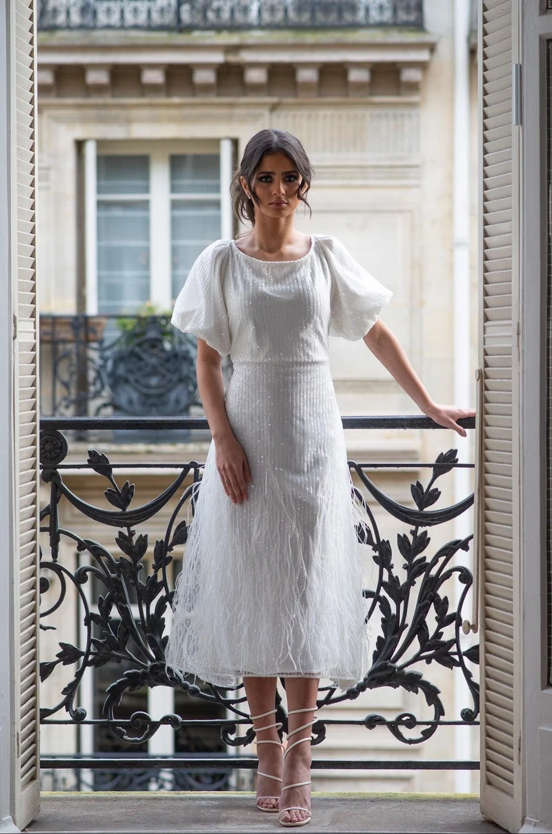 Ensemble sequins plumes blanches