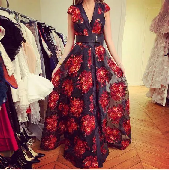 Robe longue du soir à fleurs rouges en relief