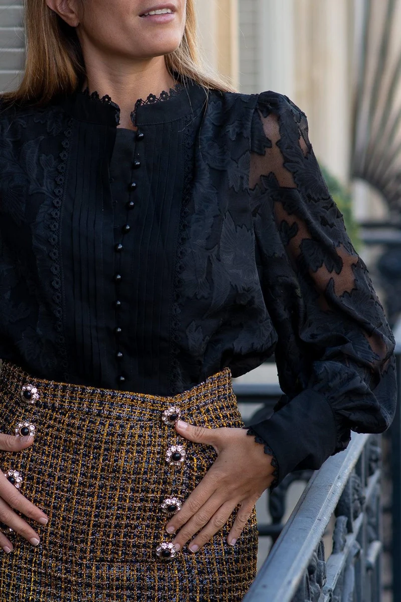 Chemisier noir en dentelle à manches bouffantes