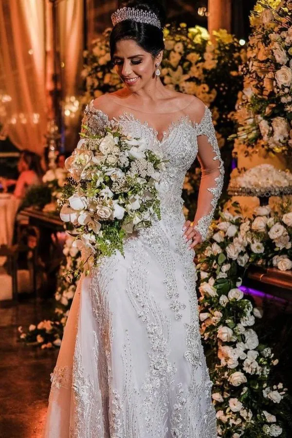 Robe de mariée sirène élégante à manches longues et épaules dénudées, avec de magnifiques appliques en dentelle