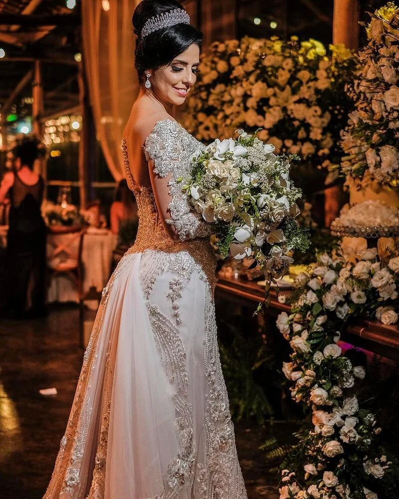 Robe de mariée sirène élégante à manches longues et épaules dénudées, avec de magnifiques appliques en dentelle