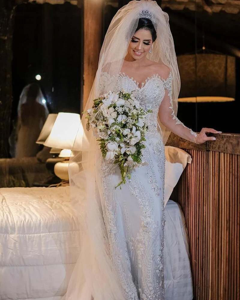 Robe de mariée sirène élégante à manches longues et épaules dénudées, avec de magnifiques appliques en dentelle
