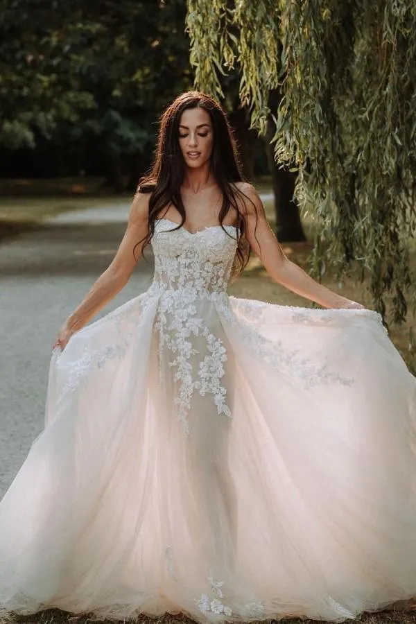 Robe de mariée romantique dos nu, coupe trapèze, longueur au sol, avec corsage en dentelle décolleté en cœur
