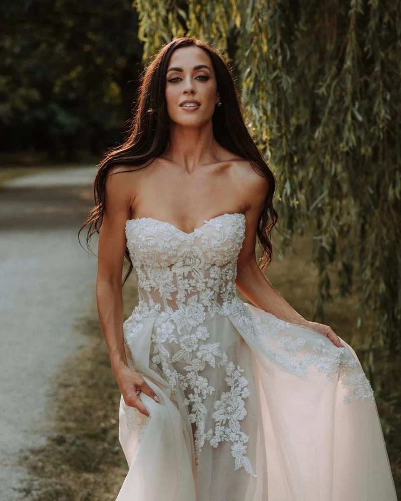 Robe de mariée romantique dos nu, coupe trapèze, longueur au sol, avec corsage en dentelle décolleté en cœur