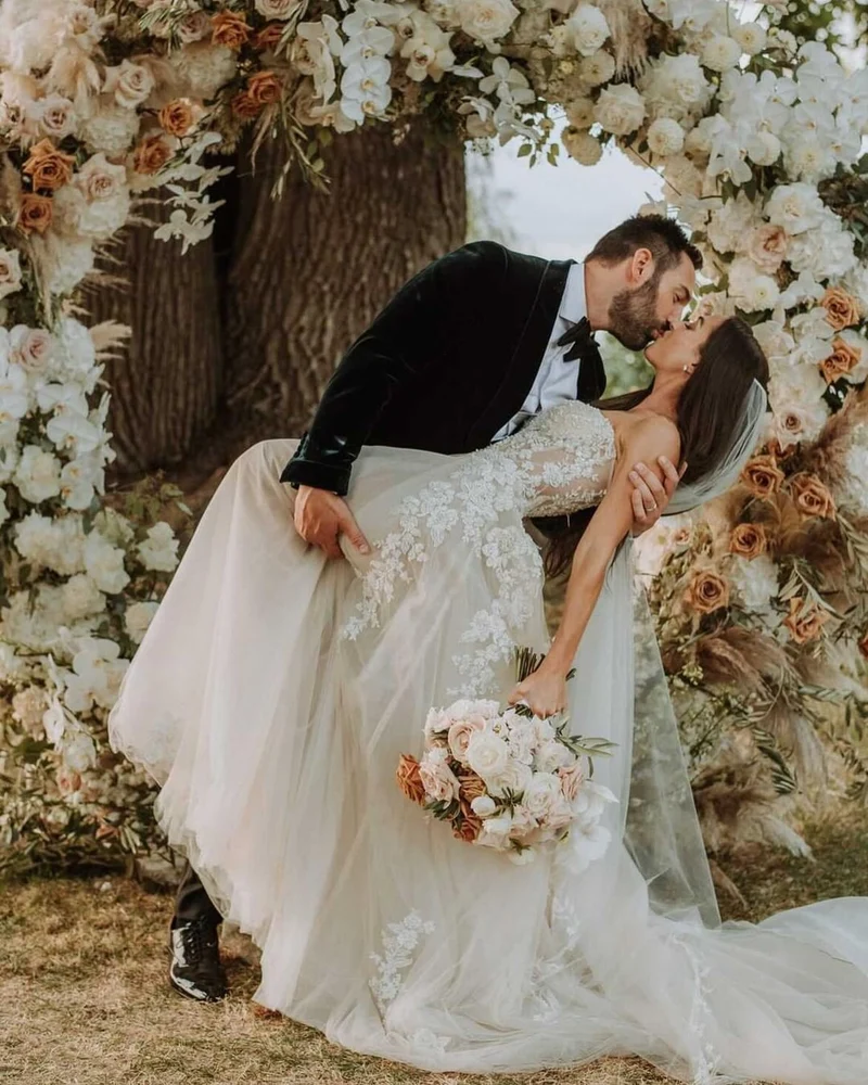 Robe de mariée romantique dos nu, coupe trapèze, longueur au sol, avec corsage en dentelle décolleté en cœur