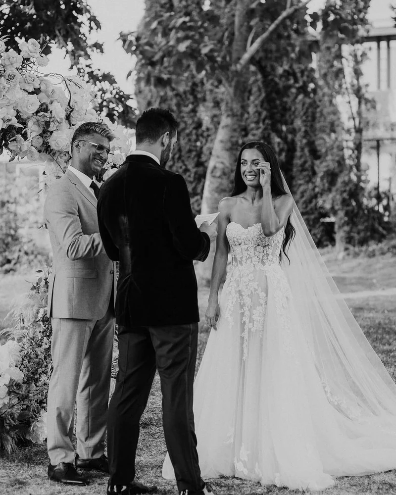 Robe de mariée romantique dos nu, coupe trapèze, longueur au sol, avec corsage en dentelle décolleté en cœur