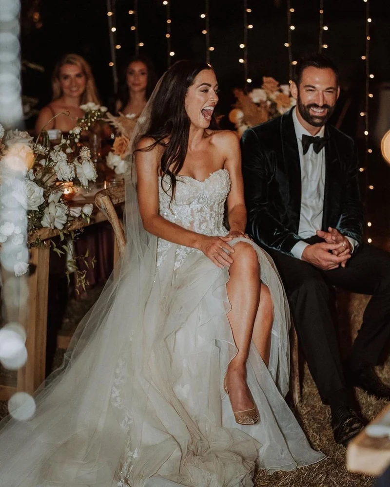 Robe de mariée romantique dos nu, coupe trapèze, longueur au sol, avec corsage en dentelle décolleté en cœur