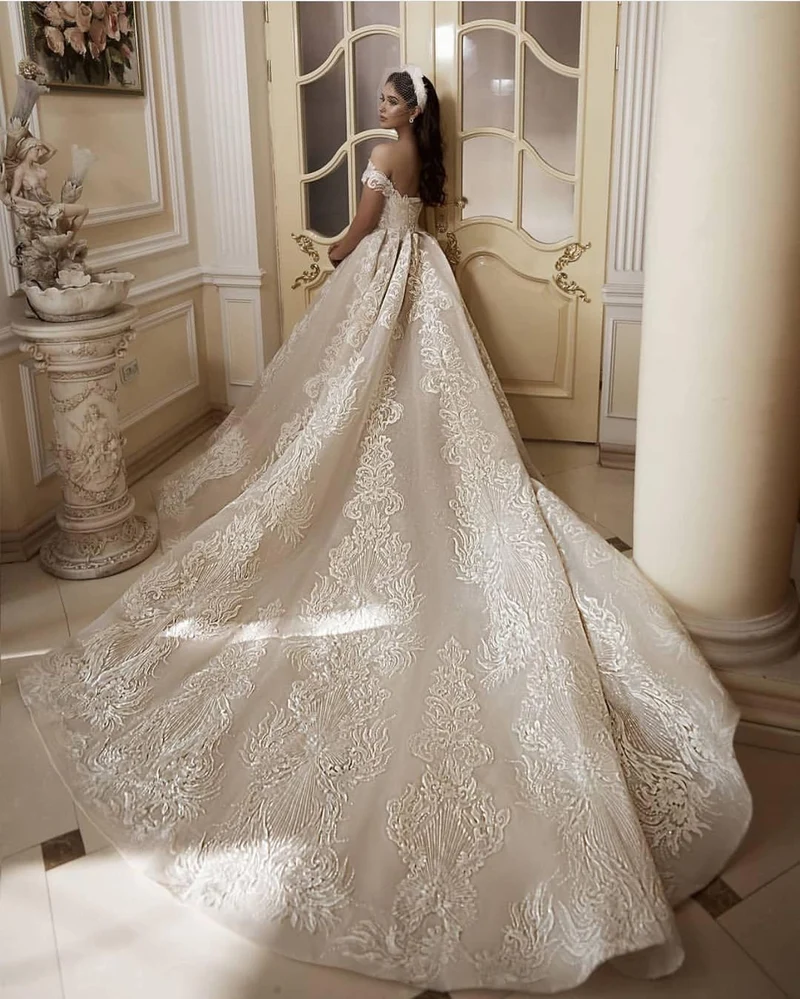 Robe de mariée trapèze à épaules dénudées et longueur au sol avec appliques en dentelle