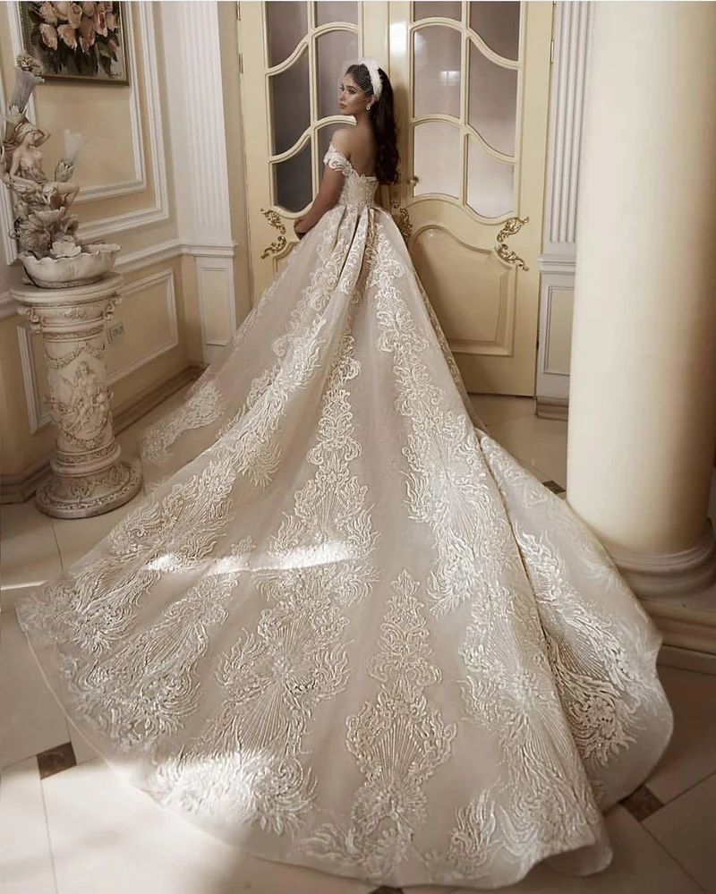 Robe de mariée trapèze à épaules dénudées et longueur au sol avec appliques en dentelle