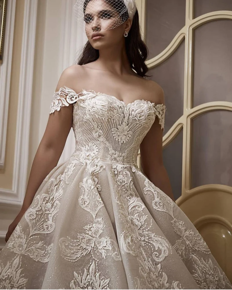 Robe de mariée trapèze à épaules dénudées et longueur au sol avec appliques en dentelle