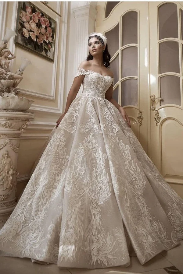 Robe de mariée trapèze à épaules dénudées et longueur au sol avec appliques en dentelle