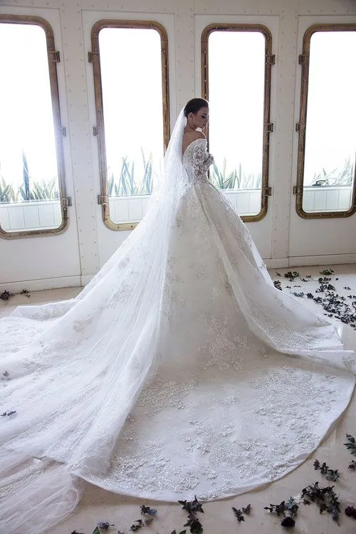 Robe de mariée élégante à épaules dénudées, coupe trapèze, manches longues, dentelle et applications en cristal