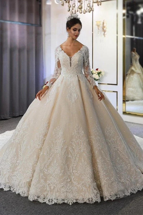 Robe de mariée élégante coupe trapèze, manches longues, appliqués en dentelle et paillettes