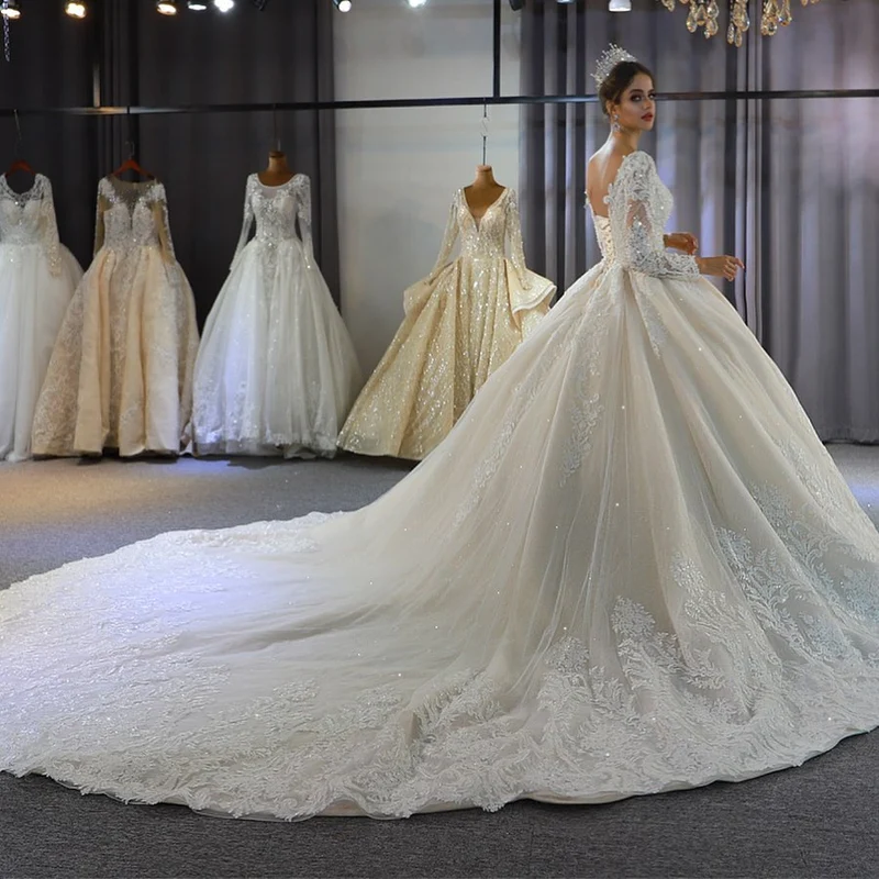 Robe de mariée élégante coupe trapèze, manches longues, appliqués en dentelle et paillettes