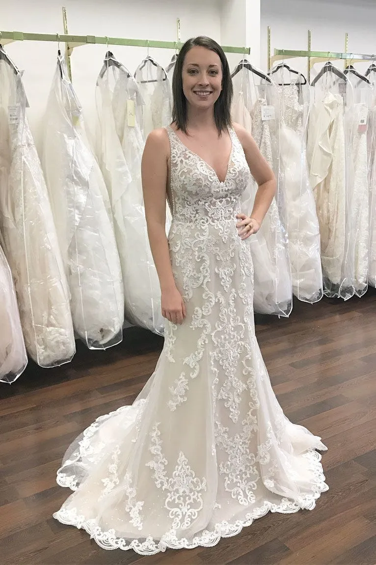 Robe de mariée sirène élégante à col en V profond et bretelles larges avec dos ouvert en dentelle
