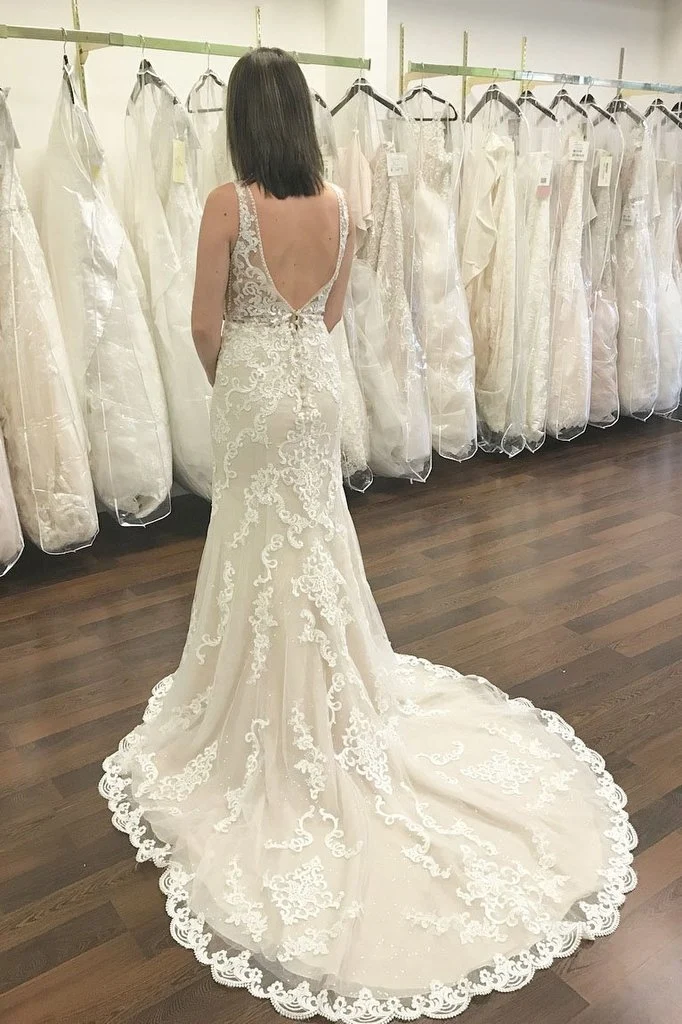 Robe de mariée sirène élégante à col en V profond et bretelles larges avec dos ouvert en dentelle