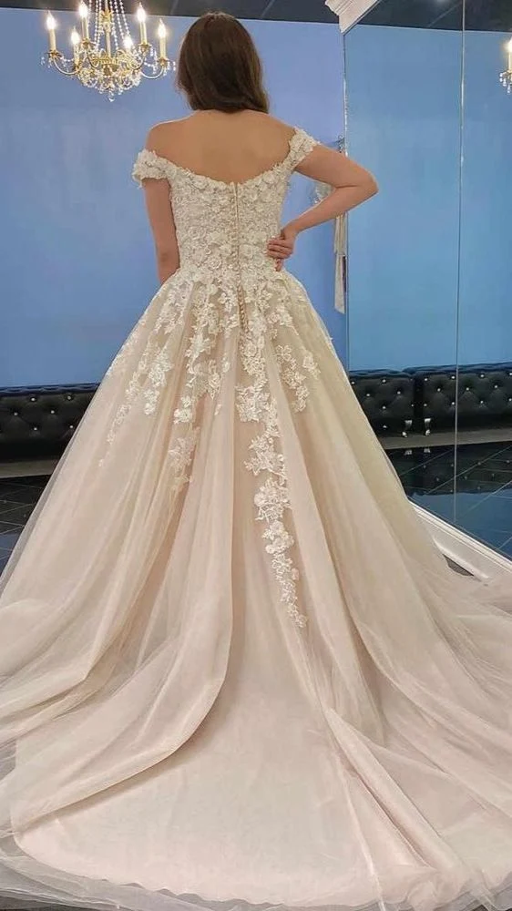 Robe de mariée élégante à épaules dénudées et coupe trapèze avec une délicate superposition de dentelle en tulle