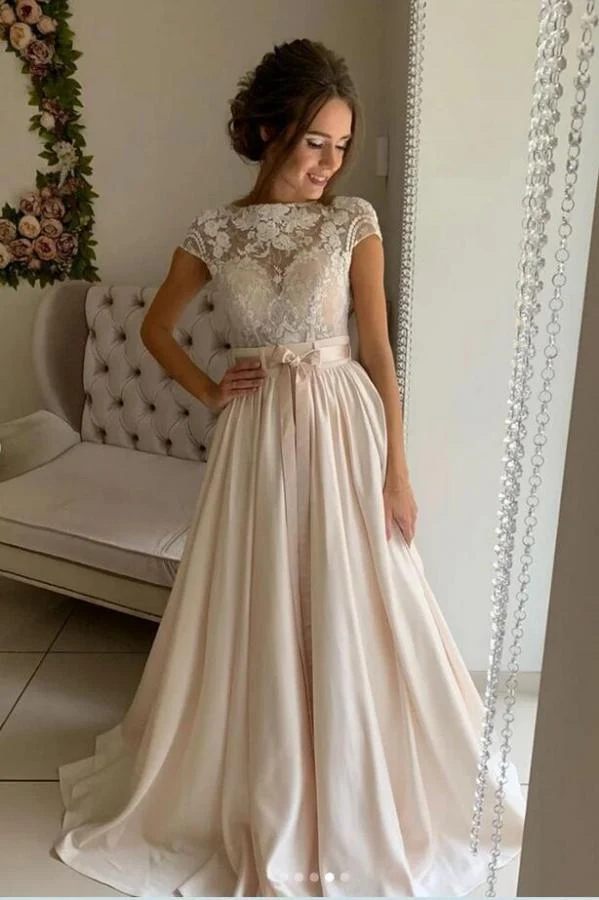 Robe de mariée élégante coupe trapèze à col bijou, en satin extensible et dentelle délicate