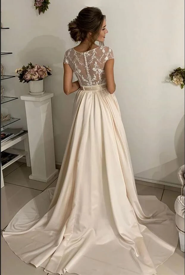 Robe de mariée élégante coupe trapèze à col bijou, en satin extensible et dentelle délicate