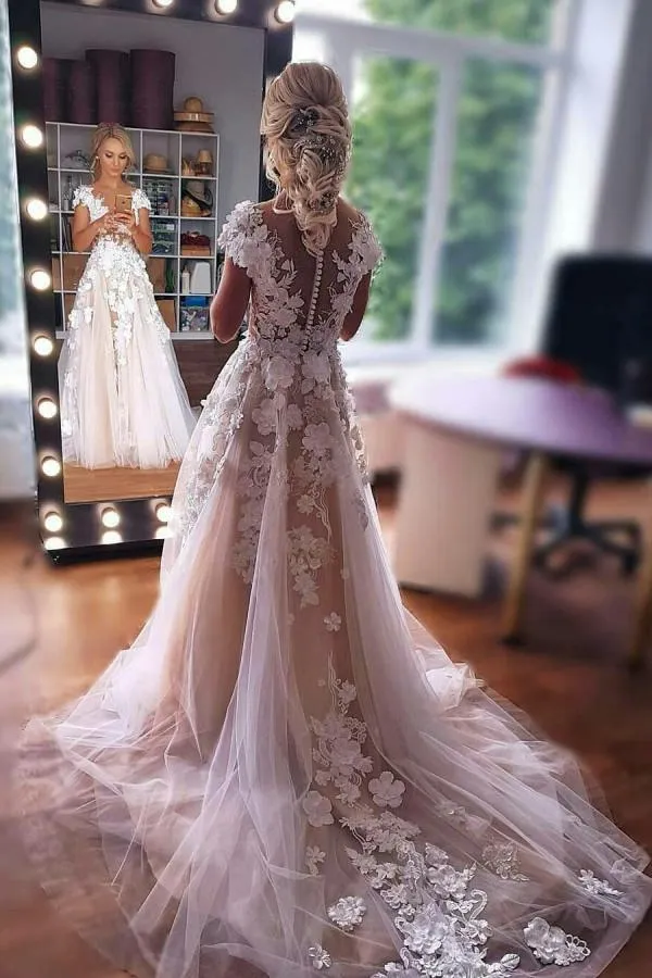 Robe de mariée élégante sans manches, coupe trapèze, avec une délicate superposition de tulle et de dentelle