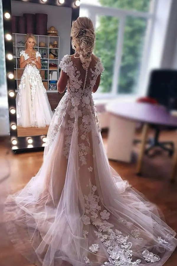 Robe de mariée élégante sans manches, coupe trapèze, avec une délicate superposition de tulle et de dentelle