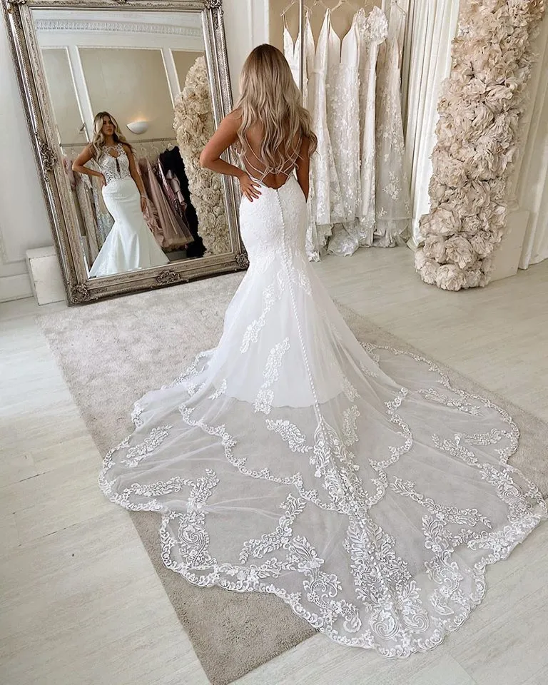 Robe de mariée sirène élégante en satin à bretelles spaghetti et dos nu avec de magnifiques appliques en dentelle