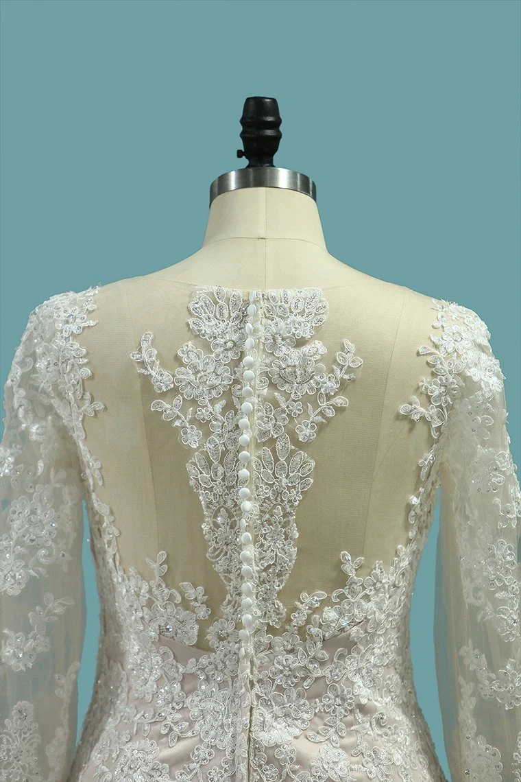 Robe de mariée sirène élégante à manches longues et col bateau, avec de magnifiques appliques en dentelle