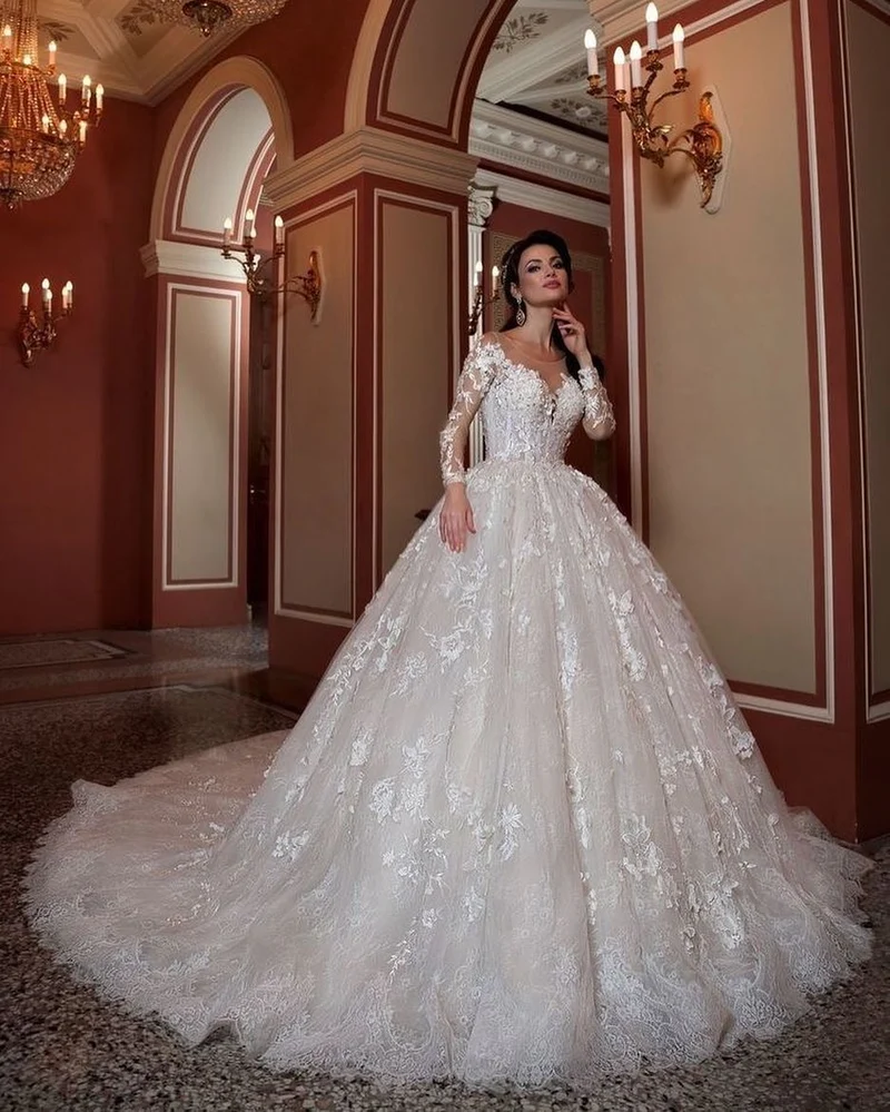 Robe de mariée élégante à manches longues, coupe trapèze, en dentelle et perles, avec traîne chapelle