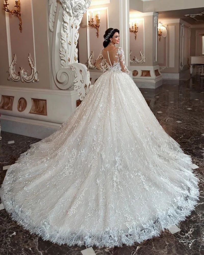 Robe de mariée élégante à manches longues, coupe trapèze, en dentelle et perles, avec traîne chapelle