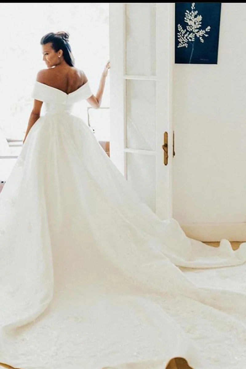 Robe de mariée élégante en dentelle blanche à col en V et épaules dénudées avec traîne cathédrale