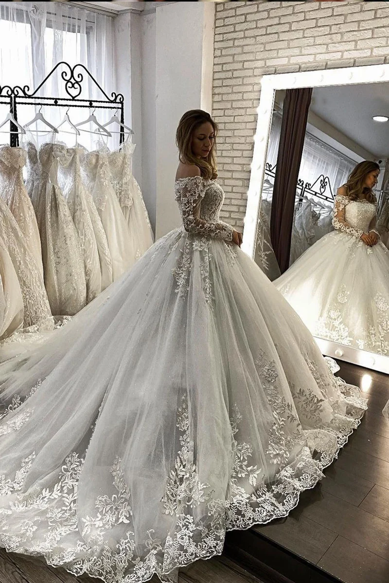 Robe de mariée élégante à épaules dénudées et manches longues, effet illusion, avec appliques