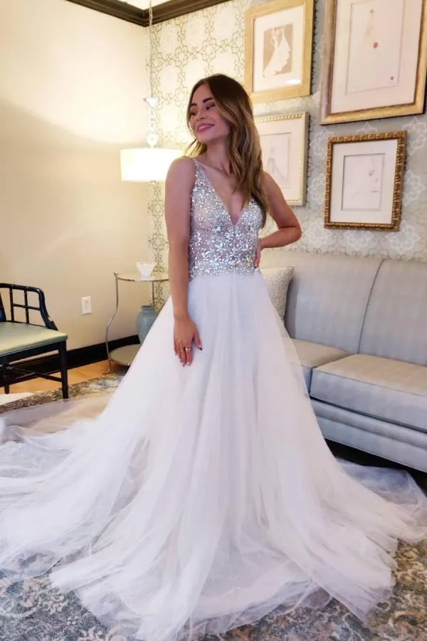 Robe de mariée élégante en tulle sans manches, col en V, dos nu et traîne chapelle