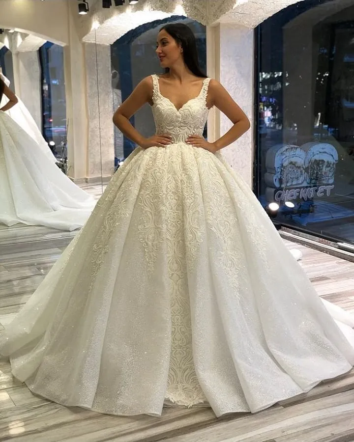 Robe de mariée élégante à bretelles spaghetti et dos nu avec appliques en dentelle