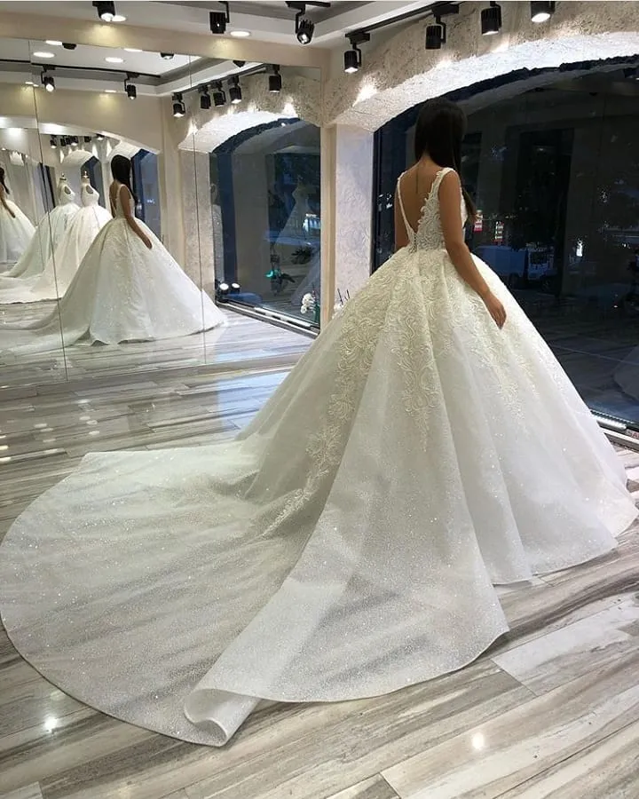 Robe de mariée élégante à bretelles spaghetti et dos nu avec appliques en dentelle