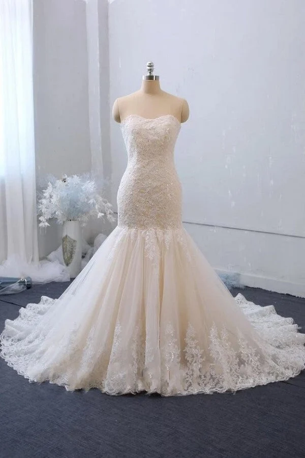 Robe de mariée sirène élégante en tulle, dos nu, avec décolleté en cœur et appliques en dentelle délicates